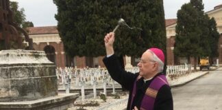 Commemorazione dei defunti: un giorno per “ricordare” anche le ore liete in un’epoca che ha rimosso l’idea della morte, rendendola terrifica Commemorazione dei defunti col vescovo di Vicenza