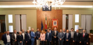 Prima seduta del Consiglio Provinciale di Vicenza dopo le elezioni del 29 settembre tra formalità e strette di mano Nuovo Consiglio Provinciale di Vicenza, il gruppo per foto di rito alla prima seduta del 2024