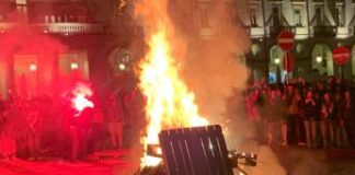 Corteo pro Palestina a Torino, bruciate bandiere di Israele. Agenti feriti da petardi