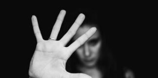 Costringeva la moglie a uscire senza vestiti e stare nella cuccia del cane: denunciato un uomo a Siena