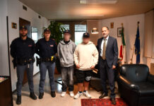 Due giovani sventano un furto ai danni di un’anziana: il Questore di Vicenza li incontra per ringraziarli questore di Vicenza Sallustio premia due giovani