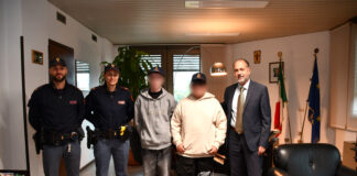 Due giovani sventano un furto ai danni di un’anziana: il Questore di Vicenza li incontra per ringraziarli questore di Vicenza Sallustio premia due giovani