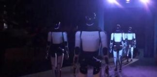 Elon Musk e l’inquietante sfilata dei robot: ecco Optimus, l’umanoide che ci aiuterà a fare tutto