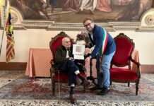 I 100 anni di Mariano Galla: dal Comune di Vicenza una targa per una vita “dedicata con passione al servizio pubblico e alla cultura” Il sindaco Possamai consegna la targa a Mariano Galla per i 100 anni