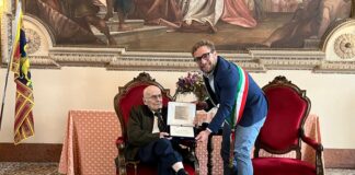 I 100 anni di Mariano Galla: dal Comune di Vicenza una targa per una vita “dedicata con passione al servizio pubblico e alla cultura” Il sindaco Possamai consegna la targa a Mariano Galla per i 100 anni