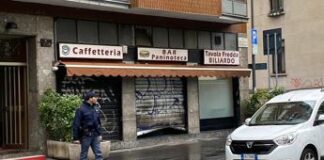 Il complice, la serranda, le forbiciate del titolare: come è morto il rapinatore ucciso a Milano