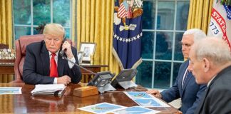 Trump rientra nella definizione di fascista secondo l’ex generale John Kelly, che ora teme per la sua sicurezza Donald Trump, Mike Pence e John Kelly alla Casa Bianca.