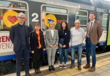 Lanzarin al Treno della Salute in stazione a Vicenza: in collaborazione abituale con il Cuamm prevenzione e cure sui binari Lanzarin al Treno della Salute in stazione a Vicenza