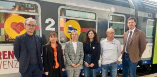 Lanzarin al Treno della Salute in stazione a Vicenza: in collaborazione abituale con il Cuamm prevenzione e cure sui binari Lanzarin al Treno della Salute in stazione a Vicenza