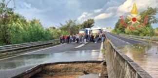Maltempo Calabria, auto in un cratere a Lamezia Terme: passeggeri in salvo