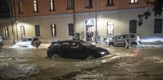 Maltempo sull’Italia, allagamenti da Nord a Sud: a Bologna esonda il Ravone