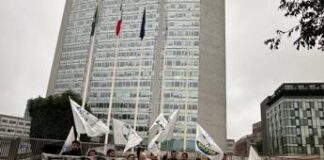 Milano, striscione giovani Lega davanti al Pirellone: “Fuori i comunisti dalle Procure”