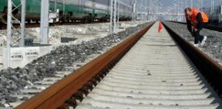 Napoli, attraversa binari: investito e ucciso da treno