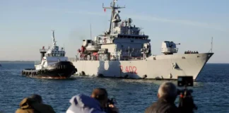 Arrivano in Albania i 16 migranti più costosi di tutti i tempi: la camera doppia deluxe al Tirana Merriot Hotel costa meno. Briatore invidioso? Nave militare italiana arriva in Albania con 16 migranti (foto La Stampa)