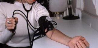 Occhio al braccio quando si misura la pressione, ecco l’errore da non fare