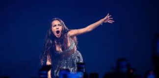 Olivia Rodrigo, incidente sul palco: cade in una buca durante il concerto – Video