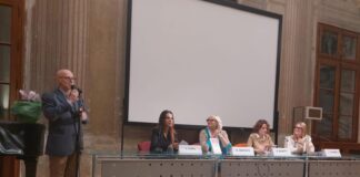 Donne e città: visioni inclusive per la nuova Biblioteca Bertoliana di Vicenza con Francesca Carli a introdurre Elena Granata ed Elena Bonetti Il presidente della Bertoliana, Alberto Galla, introduce l'incontro sulla nuova biblioteca organizzato da Francesca Carli, alla sua sinistra, presidente di Sintesi APS