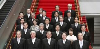 Premier e ministri vestiti male, la foto del governo in Giappone viene ritoccata