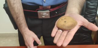 Prepara biscotti con droga, madre li mangia e si sente male: arrestato 17enne