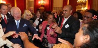 Re Carlo si esibisce in una danza samoana: i passi imparati prima della visita ufficiale – Video