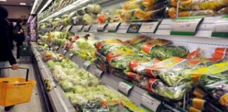 Rifiuti, plastica non necessaria in quasi metà alimentari supermercati