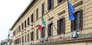 Roma, accoltella il fratello dopo una lite e resta a guardarlo: in carcere uomo con problemi psichici