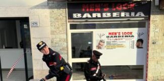 Roma, lite dal barbiere: cliente ferito a collo e schiena con forbici da dipendente