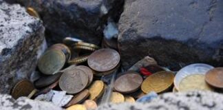Roma, tenta di rubare monete dalla fontana del Tirreno: arrestato 46enne