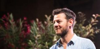 Sanremo 2025, l’annuncio di Conti: “Alessandro Cattelan condurrà talent sezione Giovani”