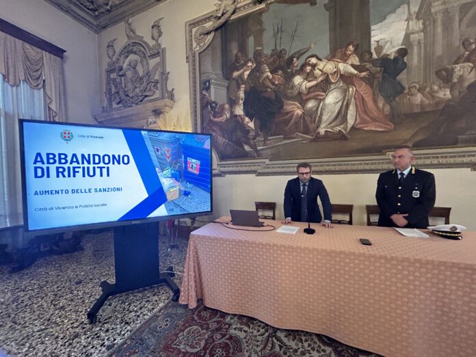 Sindaco Giacomo Possamai e commissario principale Leonardo Franzan sulle sanzioni inasprite per abbandono rifiuti a Vicenza Sindaco Giacomo Possamai e commissario principale Leonardo Franzan sulle sanzioni inasprite per abbandono rifiuti a Vicenza