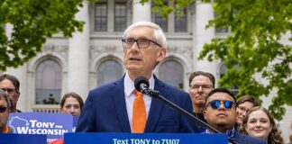 La democrazia negli Usa: luce dal Wisconsin, ombra di Trump Tony Evers, il governatore democratico del Wisconsin, ha recentemente firmato una legge che elimina in grande misura il gerrymandering”, i confini dei distretti statali che in passato favorivano i repubblicani.
