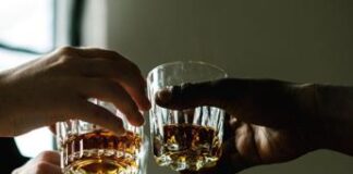 Tunisia, giallo su 4 ex 007 italiani intossicati a cena: uno morto dopo un liquore