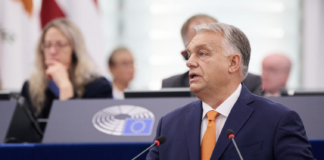 Viktor Orbàn scuote l’emiciclo del Parlamento europeo a Strasburgo: per protesta di alcuni risuonano le note di Bella Ciao Viktor Orbán al Parlamento di Strasburgo il 9 ottobre 2024
