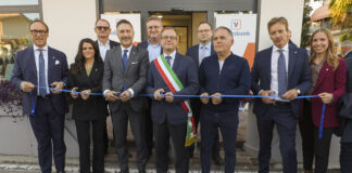 Volksbank inaugura la nuova filiale di Albignasego, ottavo punto di servizio in provincia di Padova Inaugurazione Volksbank Albignasego, da sx a dx In foto Roberto Pastorello, titolare della filiale capofila di Padova; Cristiana Vettorato, collaboratrice della filiale di Albignasego; Giuseppe Padovan, Vicepresidente, Michele Bonesso, Direttore Area Padova. Alberto Naef, Direttore Generale, Filippo Giacinti, Sindaco, Enrico Lancerotto, collaboratore filiale, Gregori Bottin, Vice sindaco, Carlo Prearo, titolare filiale ed Erika Barbieri, collaboratrice filiale