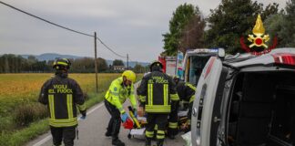 Incidente stradale a Torri di Quartesolo, auto rovesciata su un fianco: feriti due padovani incidente stradale a torri di quartesolo