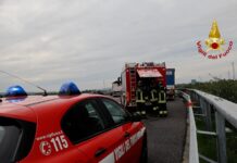 Pneumatico forato provoca principio d’incendio di un tir in A31, intervengono i vigili del fuoco Vigili del fuoco in A31 per principio d'incendio