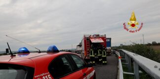 Pneumatico forato provoca principio d’incendio di un tir in A31, intervengono i vigili del fuoco Vigili del fuoco in A31 per principio d'incendio