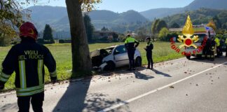 Tragico incidente stradale a Monte di Malo: auto contro platano, morto sul colpo l’uomo alla guida Monte di Malo, i vigili del fuoco sul luogo del tragico incidente