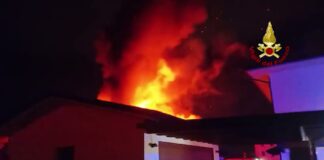 Incendio a Dueville e incidente stradale a Villaverla: notte di interventi per i vigili del fuoco nel Vicentino Vigili del fuoco salvano abitazione accanto a legnaia in fuoco a Dueville