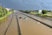 Alluvione Spagna, allerta rossa a Barcellona: allagamenti e voli cancellati a El Prat – Video
