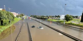 Alluvione Spagna, allerta rossa a Barcellona: allagamenti e voli cancellati a El Prat – Video