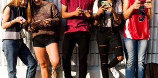Australia, approvata legge per vietare i social a minori di 16 anni