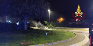 Arzignano, Vigili del fuoco intervengono per auto in fiamme dopo l’impatto con guardrail della rotatoria: conducente illesa Auto in fiamme ad Arzignano, Vigili del fuoco le spengono