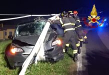 Automobile fuoristrada abbatte palo della linea telefonica a Nogarole Vicentino. Illesa la conducente: intervento dei vigili del fuoco Automobile palo a Nogarole