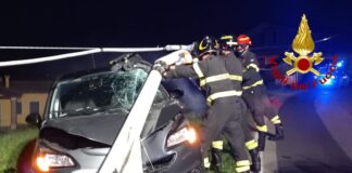 Automobile fuoristrada abbatte palo della linea telefonica a Nogarole Vicentino. Illesa la conducente: intervento dei vigili del fuoco Automobile palo a Nogarole