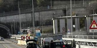 Bellano, inseguimento e sparatoria dopo colpo in banca: un ferito grave