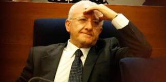 Campania, De Luca vota ‘no’ alla sfiducia e imita il saluto romano