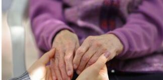 Caregiver, quasi il 70% dei lavoratori italiani ha un carico di cura
