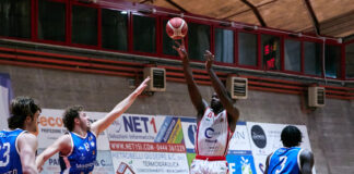 Basket B maschile, Civitus Vicenza: Agrigento battuta 75-71 a Dueville, quinto sigillo consecutivo in casa ma senza il palasport Curtis Nwohuocha (Civitus Vicenza) al tiro contro l'Agrigento