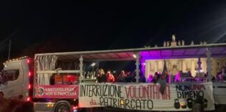 “Disarmiamo il patriarcato”, l’onda fucsia in piazza contro la violenza sulle donne